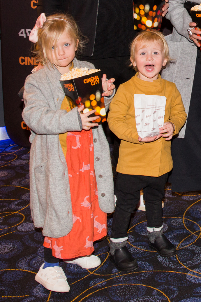 Josefína ve společnosti svého brášky Alfréda. 