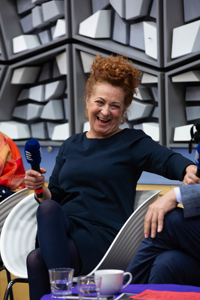 Simona Simona Stašová jako host pořadu Tobogán, kde se objevila v minimalistických temně modrých šatech a s výrazným kudrnatým účesem.