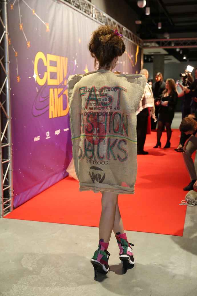 Rozálie Havelková svým outfitem chtěla upozornit na dopady tzv. fast fashion. Sama totiž podporuje v módě udržitelnost a nejraději nakupuje v second handech.