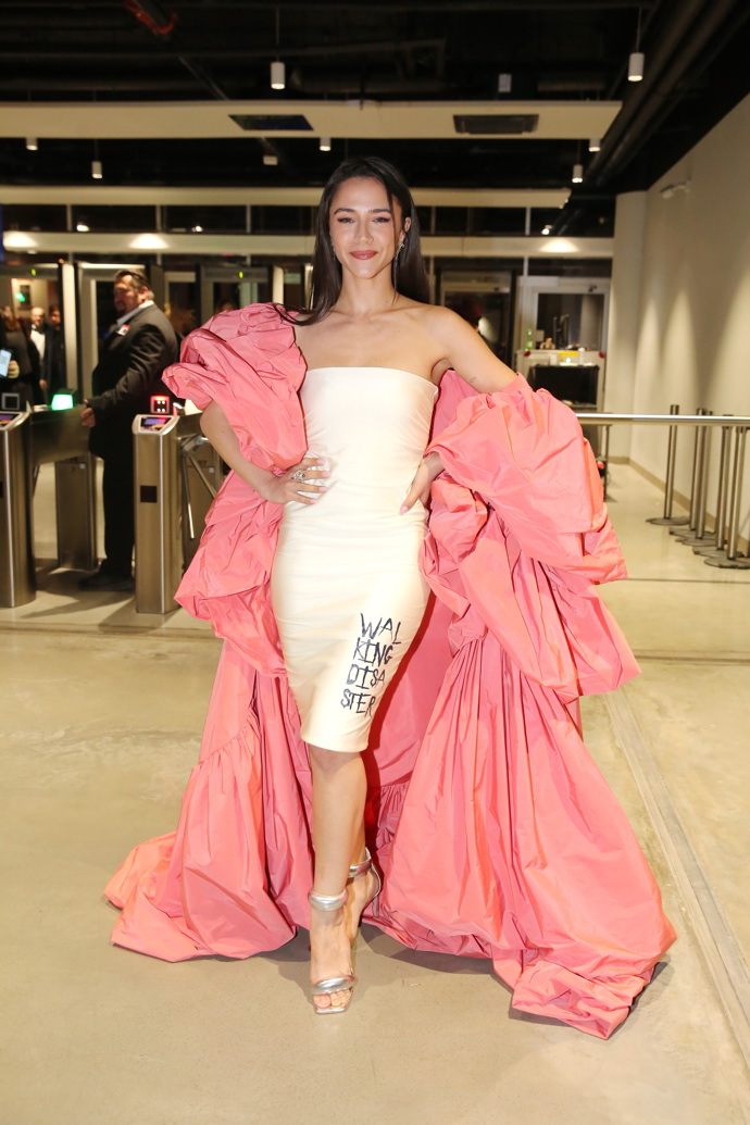 Nápis na bílých šatech působil až punkovým dojmem. 