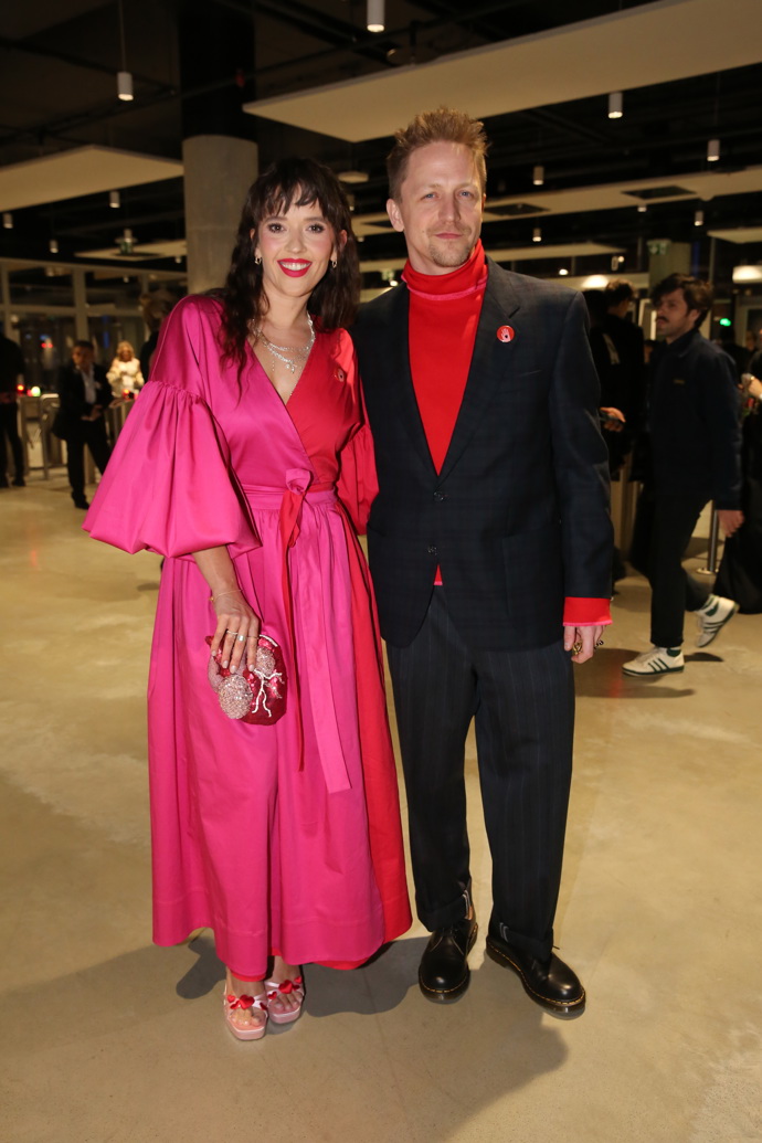 Tomáš Klus oblékl v roce 2024 červený rolák, jeho žena Tamara zazářila v extravagantních šatech barvy Viva Magenta. 