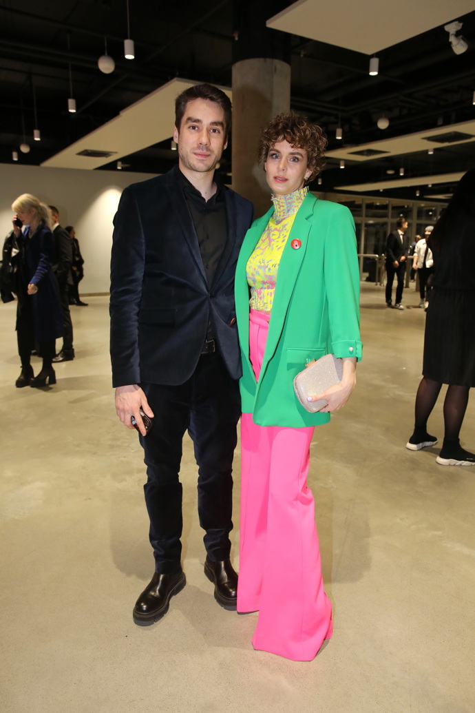 Herec Patrik Děrgel v doprovodu své manželky Markéty, která vynesla neonově zelené sáčko a neonově růžové kalhoty.