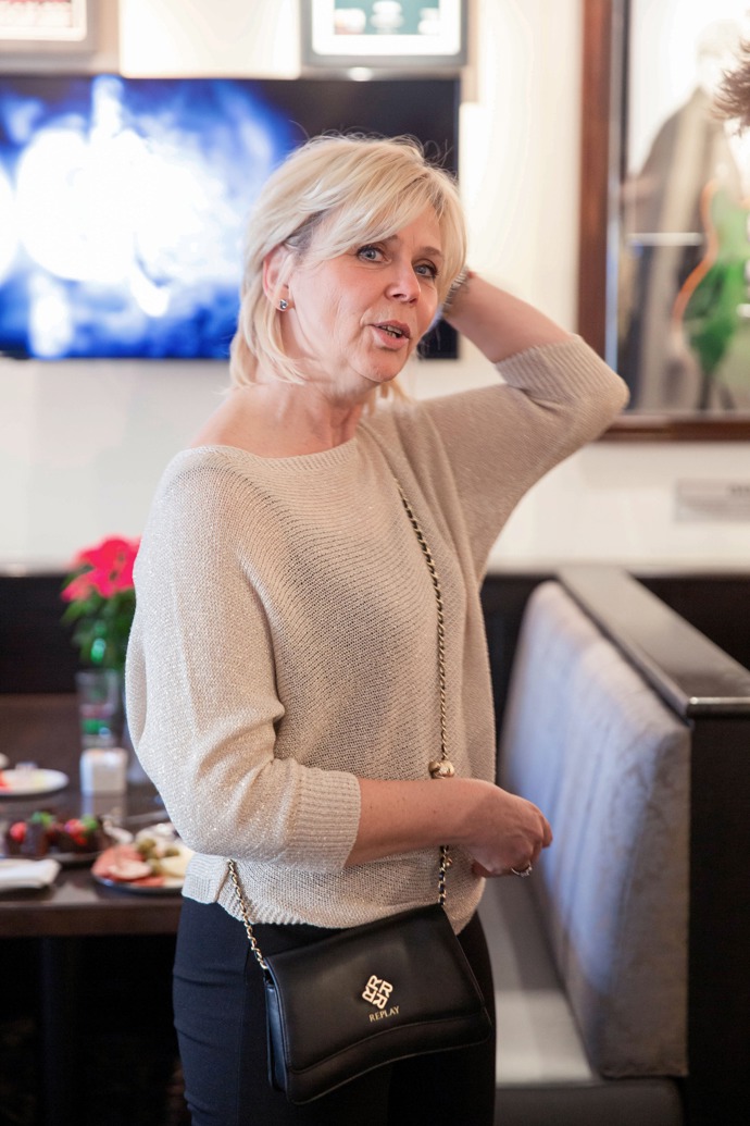 Eva Pavlová oblékla na křest alba zpěváka Radka Bangy neformální béžové tričko, černé kalhoty a crossbody koženou kabelku.