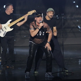 Zpěvák kapely J.A.R., Michael Viktořík, si prý bižuterii půjčuje od své dcery.