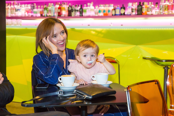 Jenovéfa se nyní věnuje gymnastice a hře na piano.