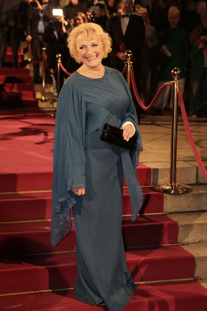 Elegantní dáma v modrém by se neztratila ani v Hollywoodu.