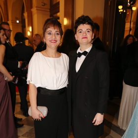 Karolína často dělá své mamince garde ve společnosti. Tu a tam vezmou do party i Karolíninu partnerku.