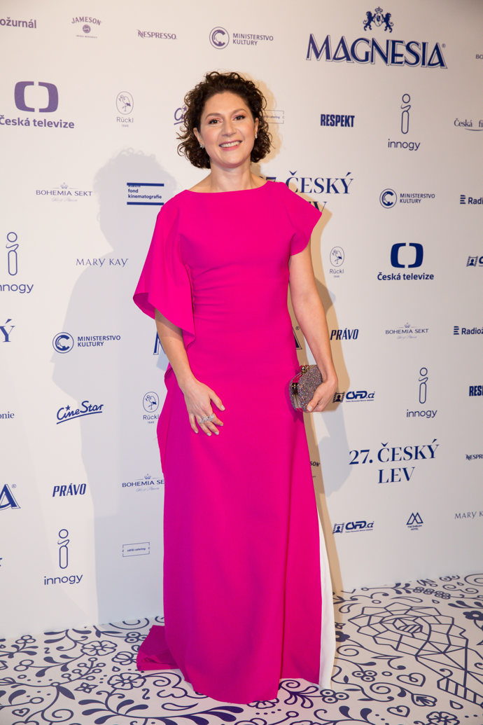 Martha Issová na Českém lvu v roce 2020. Vynesla model v trendy barvě Viva Magenta.