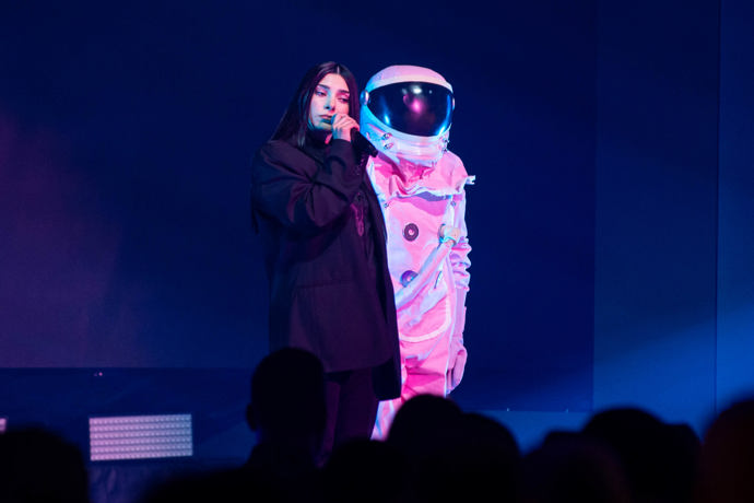 Jevištní kostýmy tanečníků, kteří ji doprovázeli na loňském vystoupení v rámci předávání Cen Anděl, vytvořila sama zpěvačka.