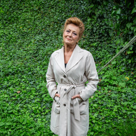 Lněné kalhoty zkombinovala Simona Stašová také s klasickým "baloňákem" s vázačkou. A je velmi šik.