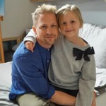 Tomáš Klus se svou nejstarší dcerou Josefínou. 