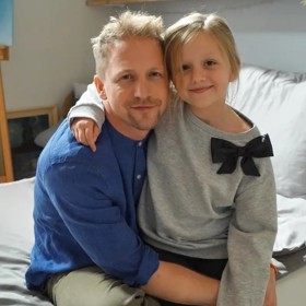 Tomáš Klus se svou nejstarší dcerou Josefínou. 