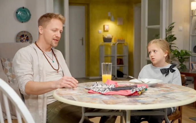 Tomáš Klus si s dcerou Josefínou zahrál v seriálu ZOO.