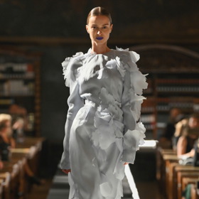 Jana Plodková vynesla šaty z nové kolekce Zuzany Kubíčkové s názvem Couture 2024.