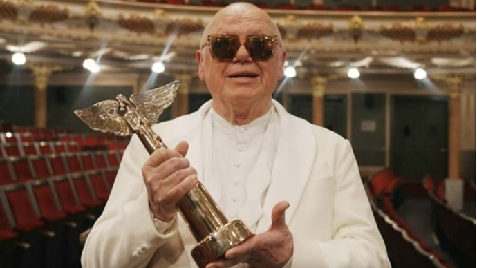 Jiří Korn ve sněhobílém obleku poslal divákům předávání Cen Anděl 2023 děkovnou zdravici z Hudebního divadla v Karlíně, kde měl v době přenosu představení.