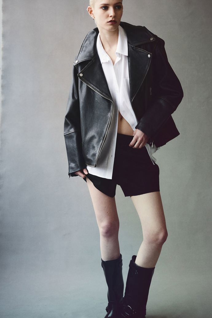 V hlavní roli nohy! Oversize košile a šortky, které končí s lemem košile. Košile, H&M, 429 Kč