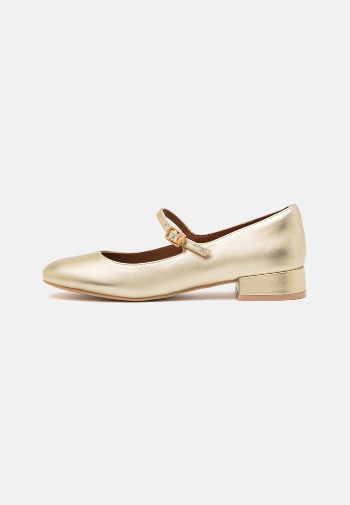 Pokukujete po trendy obutí pro každou věkovou kategorii? Střevíčky stylu mary jane splňují zadání na jedničku. (Kurt Geiger, 3 790 Kč)