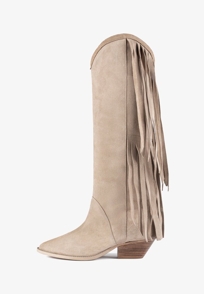 A když mají vysoké kozačky navíc i třásně, je to jasná trefa do černého. (4 379 Kč)