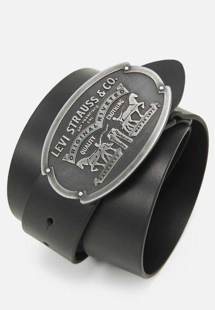 Stejně oblíbené jsou i pásky s plnými přezkami. Tento je od značky Levi's za 960 Kč.