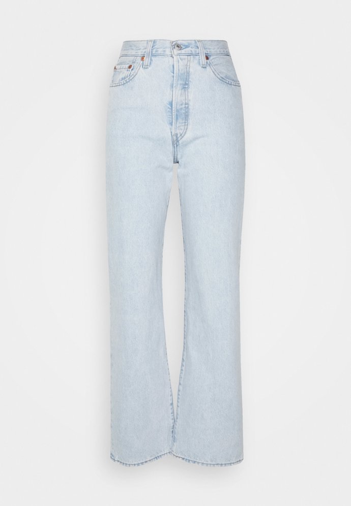Touhu po trendech ukojí perfektně padnoucí džíny s bootcut střihem nohavic. (Levi's, 3 219 Kč)