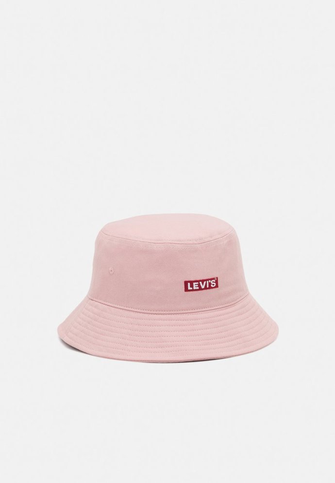 A do růžové můžete ladit i klobouček. Oblíbený bucket hat je značky Levi's a stojí 720 Kč.