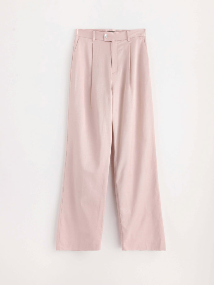 V nabídce tak nesmí chybět ani široké oblekové kalhoty. (Lindex, 1 699 Kč)