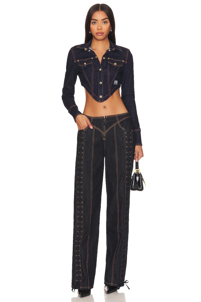 Denimu je oddán i tento glamlook v kovbojském duchu. Džíny se šněrováním od značky Lioness stojí 3 299 Kč.