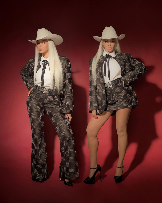 Kožený komplet kalhot a saka bez fazóny pochází z pánské kolekce navržené Pharrellem Williamsem. S mini to ale také stojí za to. A nesmí chybět ani archetypální detaily country stylu, stužka u krku nebo obří stetson.