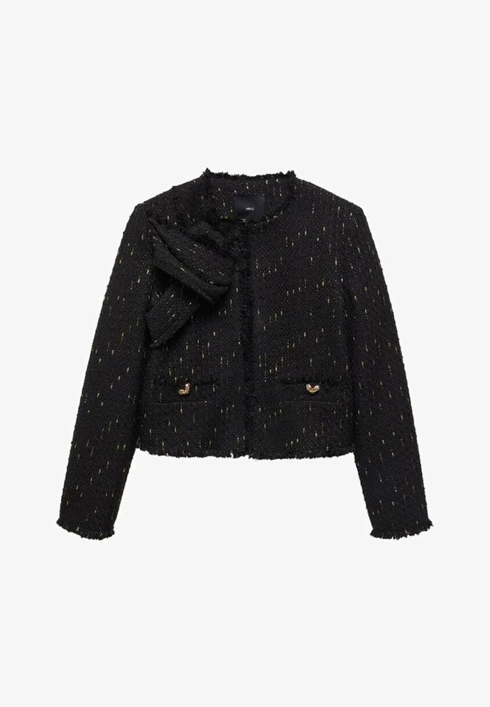 kabátek značky Mango  za 2 299 Kč zdobí výrazná aplikace.