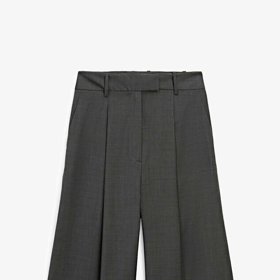 Jejich délka může sahat lehce nad či pod kolena, ideální je varianta končící ve středu kolenního kloubu. (Massimo Dutti, 2 295 Kč)