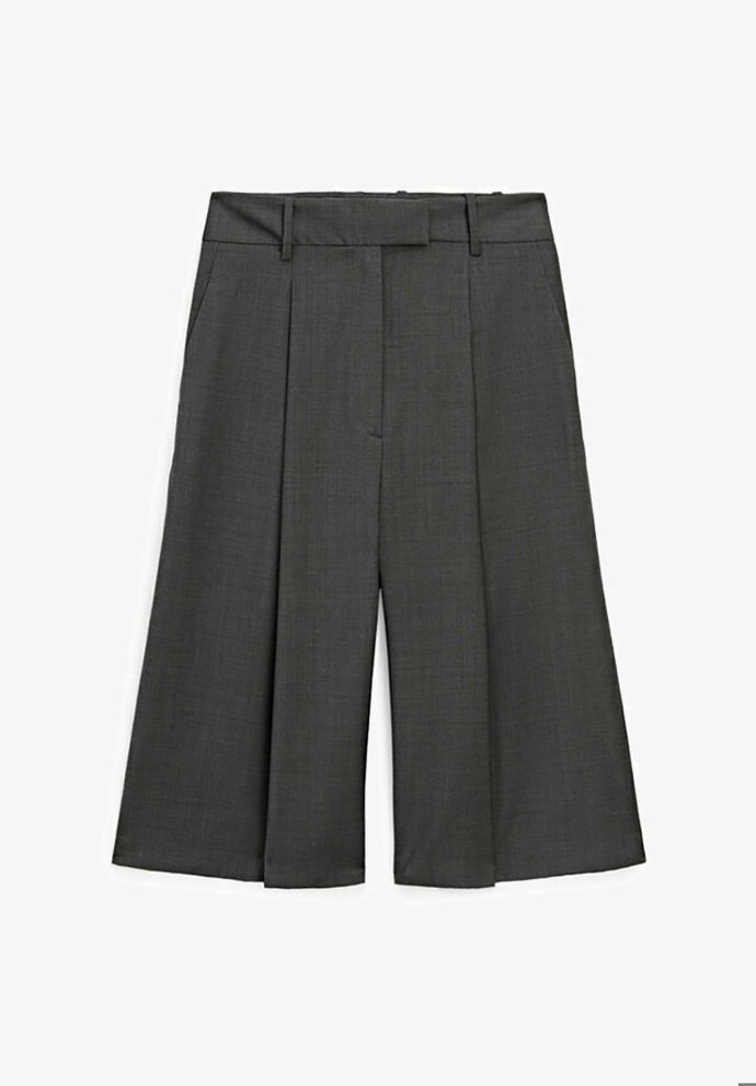 Jejich délka může sahat lehce nad či pod kolena, ideální je varianta končící ve středu kolenního kloubu. (Massimo Dutti, 2 295 Kč)