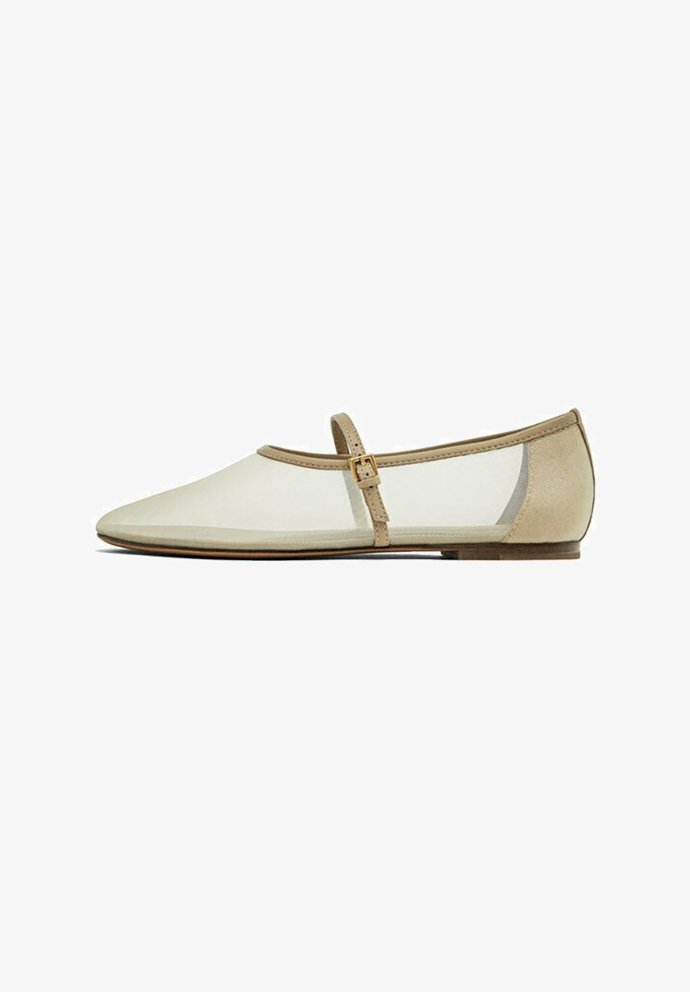 A narazíte i na elegantní krémovou variant. Tato transparentní s páskem je k dostání v butiku Massimo Dutti za 2 295 Kč.