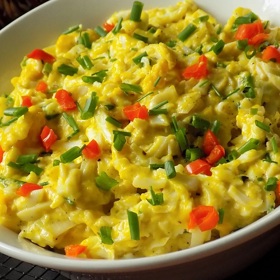 Když koledníci přinesou domů velkou výslužku, zkuste si připravit míchaná vejce. Je vlastně jedno, co do nich dáte - sýr, šunku, smetanu, slaninu, pažitku...