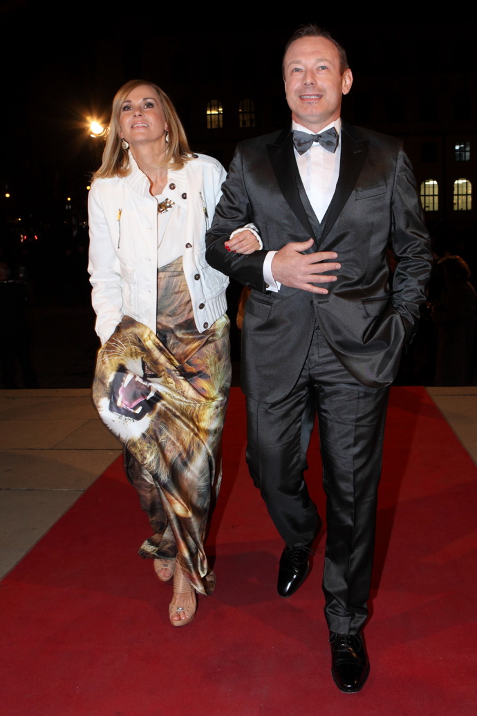 Česká DJka Lucca byla v minulosti kritizována své outfity, patřily k nim také večerní šaty se zvířecím vzorem. Manžel, muzikant Michal Dvořák, naopak zachoval klasiku, jakou si black tie žádá.