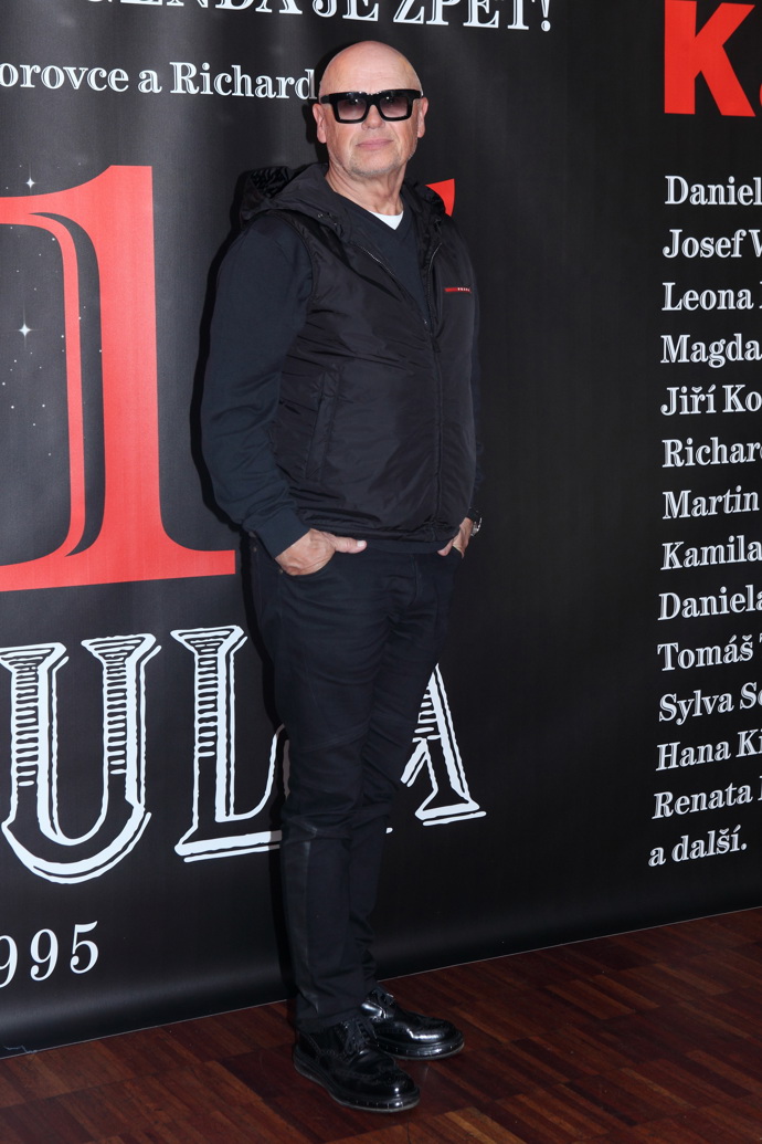 Značka Prada dominuje zpěvákovým doplňkům i klasickým módním základům šatníku.