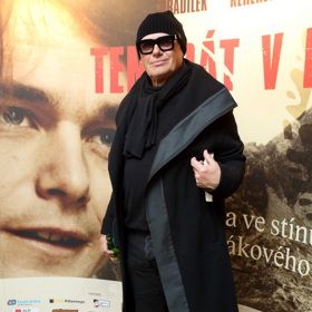 Zpěvák Jiří Korn už léta razí svůj osobitý styl.