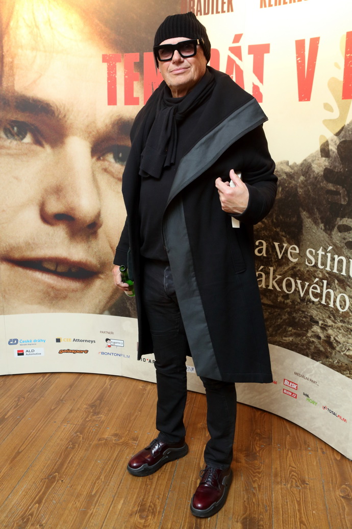 Zpěvák Jiří Korn už léta razí svůj osobitý styl.