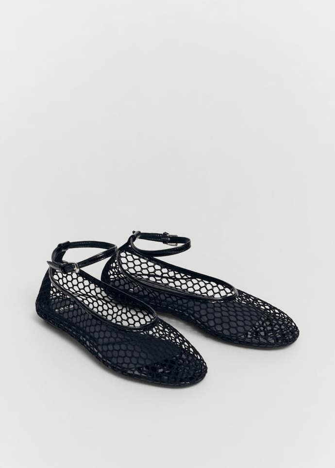 Síťované balerínky značky Mango mají naopak elegantní pásek okolo kotníků. (1 199 Kč)