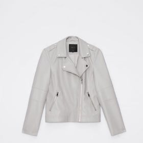 Dodat šatníku barvy? Nemusí křičet výraznými tóny, praktické jsou i odstupňované neutrály. (Koženková bunda v šedivém tónu, Mohito, 899 Kč)