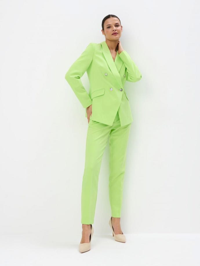 Stejně zazářit dovede i v některém odstínu zelené. Třeba tomto neonovém tónu, který za trend určila značka Mohito. (Kalhoty 799 Kč, sako 1 199 Kč)