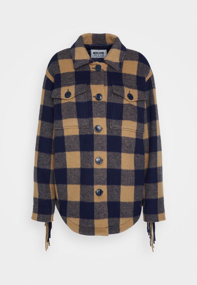 Třásně mohou zdobit i košilovou bundu. Tato flaušová kráska od značky Moschino má třásňovou lištu lemující zadní sedlo. (7 550 Kč)