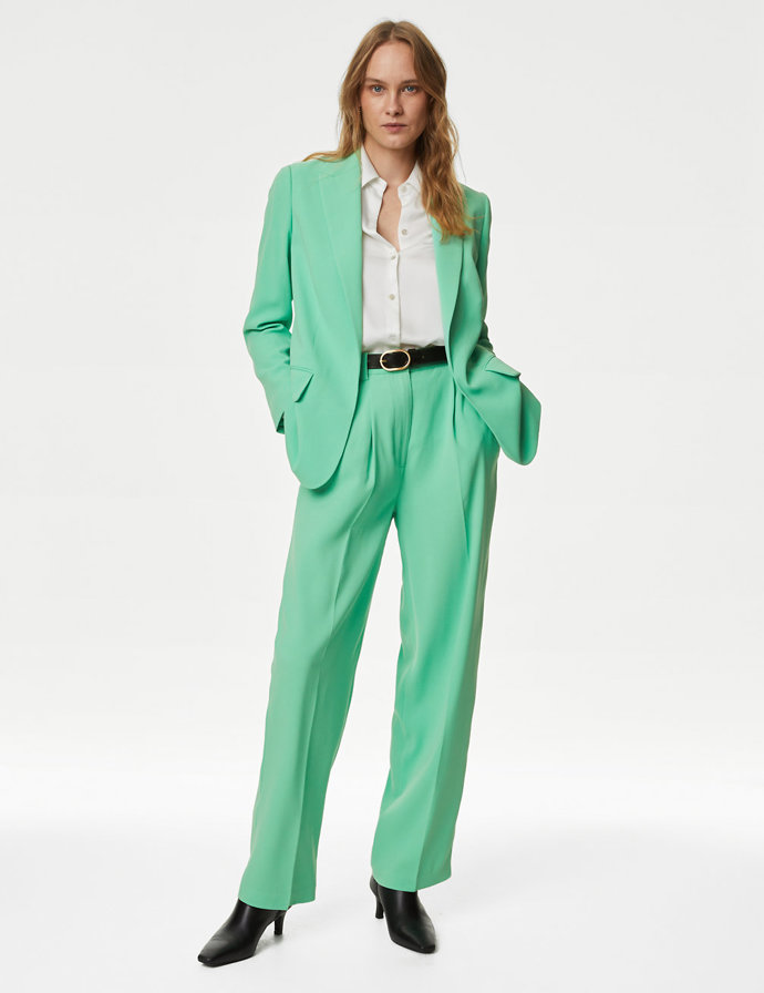 Pastelově zelenou najdete v nabídce jednoduchých oblekových sad u značky Marks&Spencer.