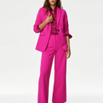 Výrazné odstíny hrají letos prim. Fuchsiově růžový kostým najdete v nabídce značky Marks&Spencer. (Sako, 2 499 Kč, kalhoty, 1 499 Kč)