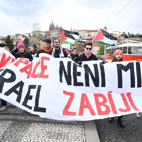 Prahou prošli demonstranti bojující proti násilí v Palestině. 