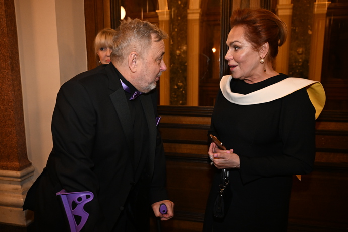 Drdol Dagmar Havlové z boku. 