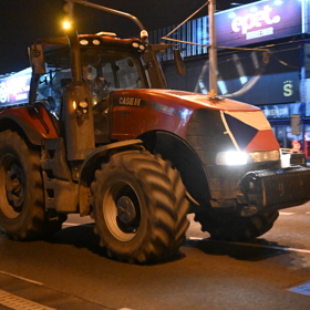 Protesty zemědělců opět plní Prahu traktory. 