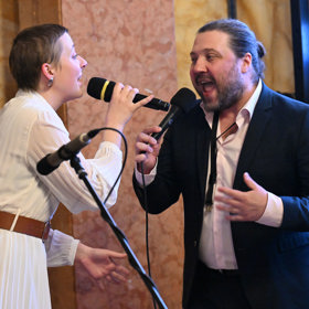 Anna si zazpívala se svým bratrem Felixem.