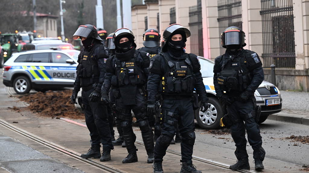 Těžkooděnci dohlíží na pořádek.