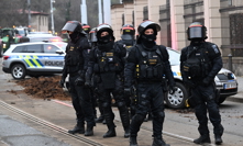 Těžkooděnci dohlíží na pořádek.