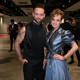 Zpěvák Michael Foret s manželkou vsadili na ležérnost.